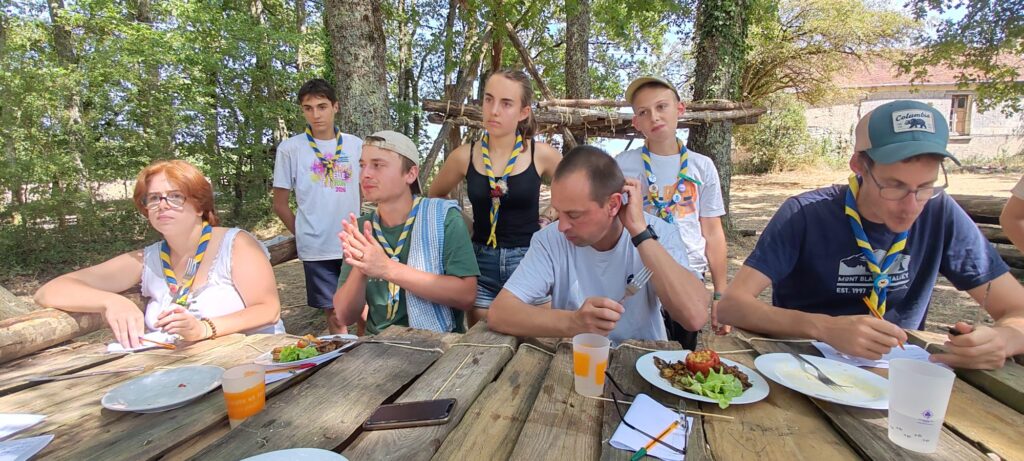 🍳 Cuisine des Louveteaux, jeux avec les Éclais et badges de mi-camp ! 🎖️